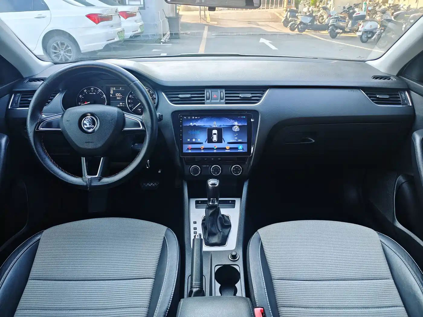 Škoda Octavia 2017 1.6L Automatic Pioneer Edition фото 9