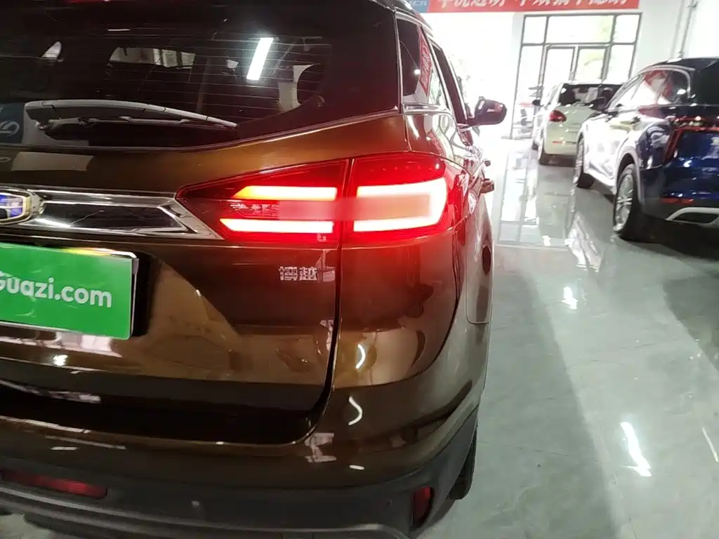 Фото 8 - Geely Atlas
