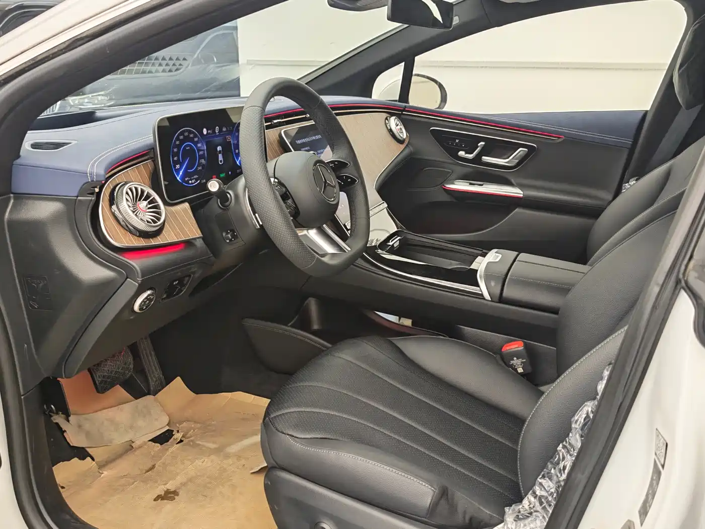 Mercedes-Benz EQE 2025 Model 500 4MATIC Luxury Edition фото 8