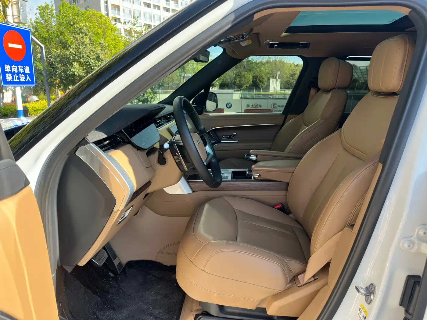 Land Rover Range Rover 2024 3.0 L6 400PS Golden Age Extended 7-Seater фото 8