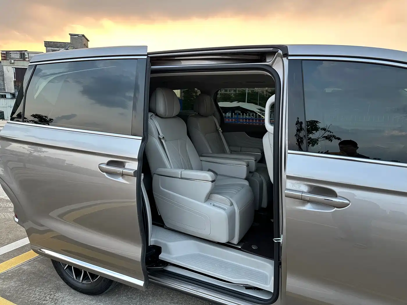 Roewe iMAX8 EV 2024 2025 1.5T DMH Land Luxury Edition