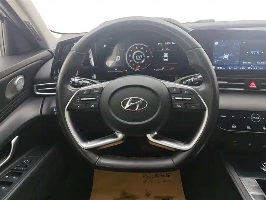 Hyundai Elantra 2021 1.5L CVT LUX Premium Edition фото 15