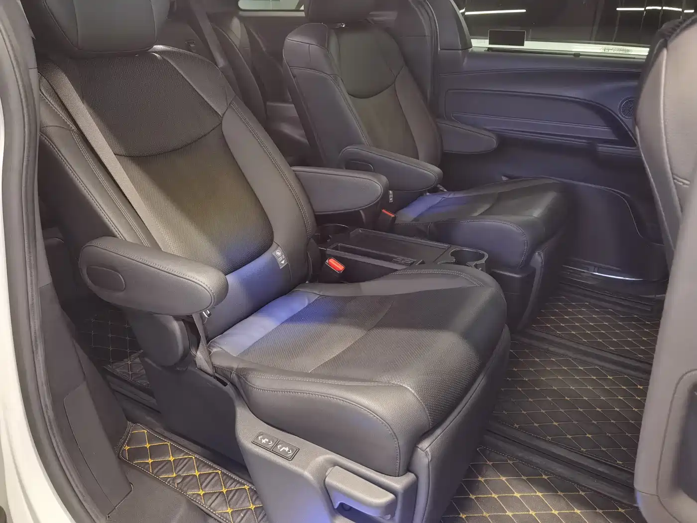 Toyota Sienna 2021 2.5L Hybrid Platinum Edition фото 11