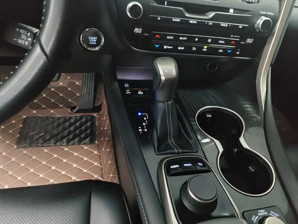 Фото 14 - Lexus RX