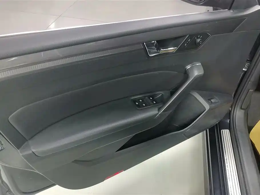 Volkswagen Passat 2015 1.8TSI Automatic Prestige Edition фото 7