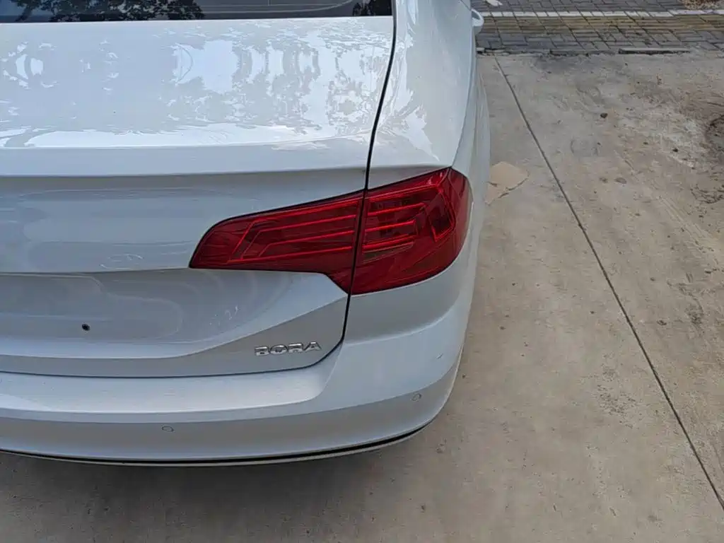 VOLKSWAGEN BORA