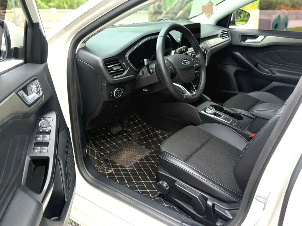 Фото 16 - Ford Focus