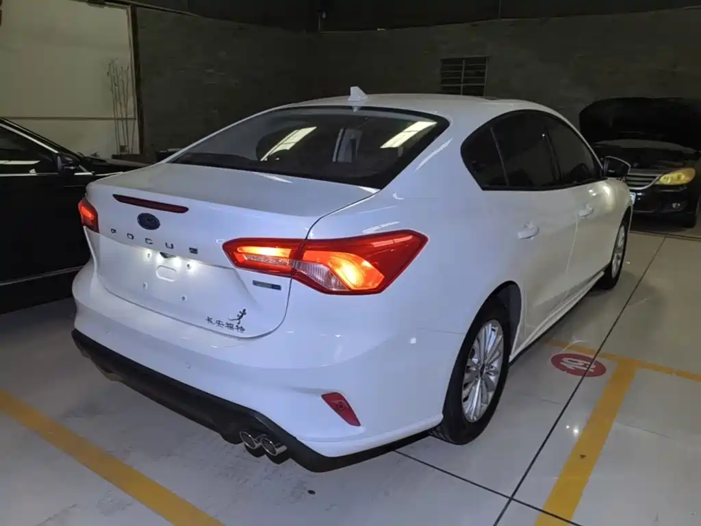 Фото 7 - Ford Focus