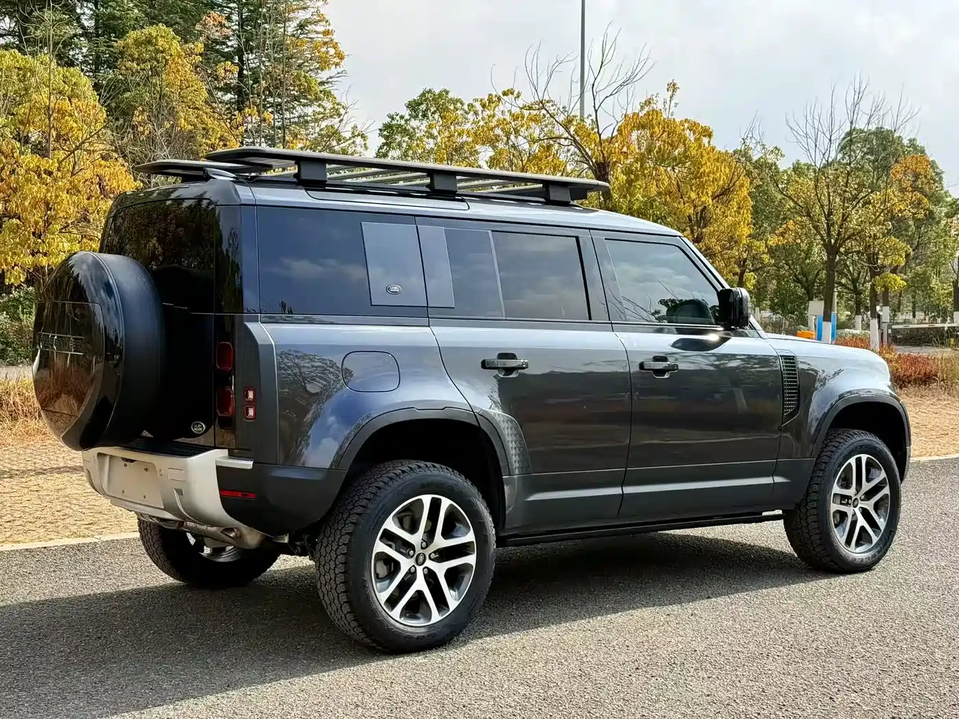Land Rover Defender 2023 Model 110 3.0T P400 Dark Special Edition фото 16