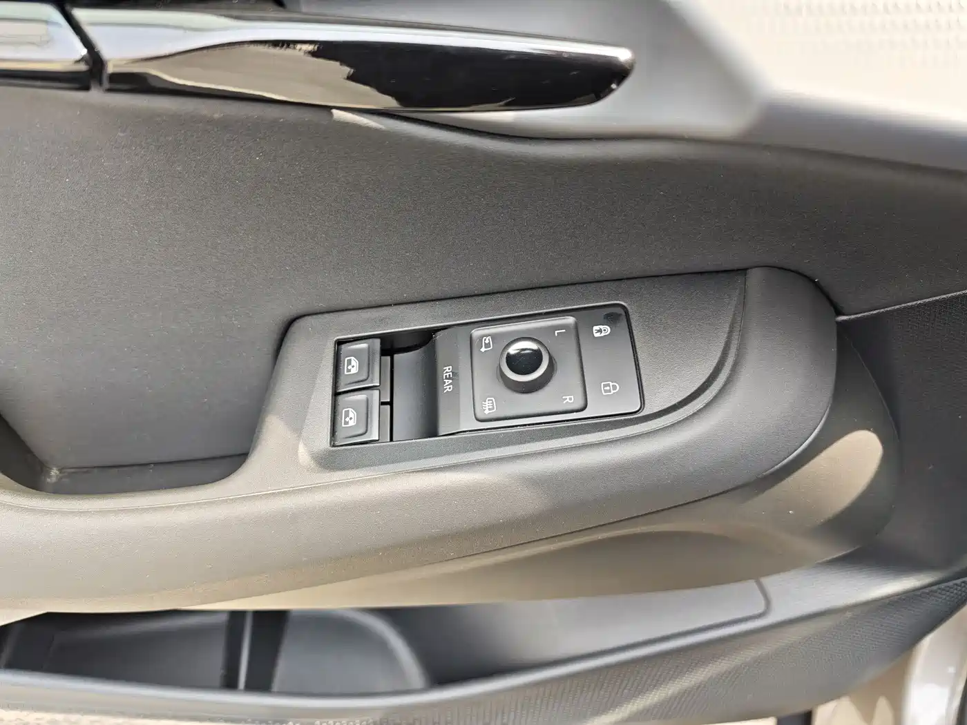 VOLKSWAGEN WITH THE CROWD 06