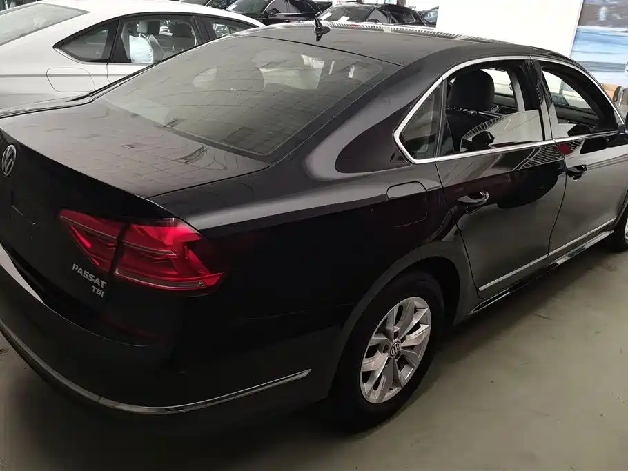 Volkswagen Passat 2015 1.8TSI DSG Honor Edition фото 3