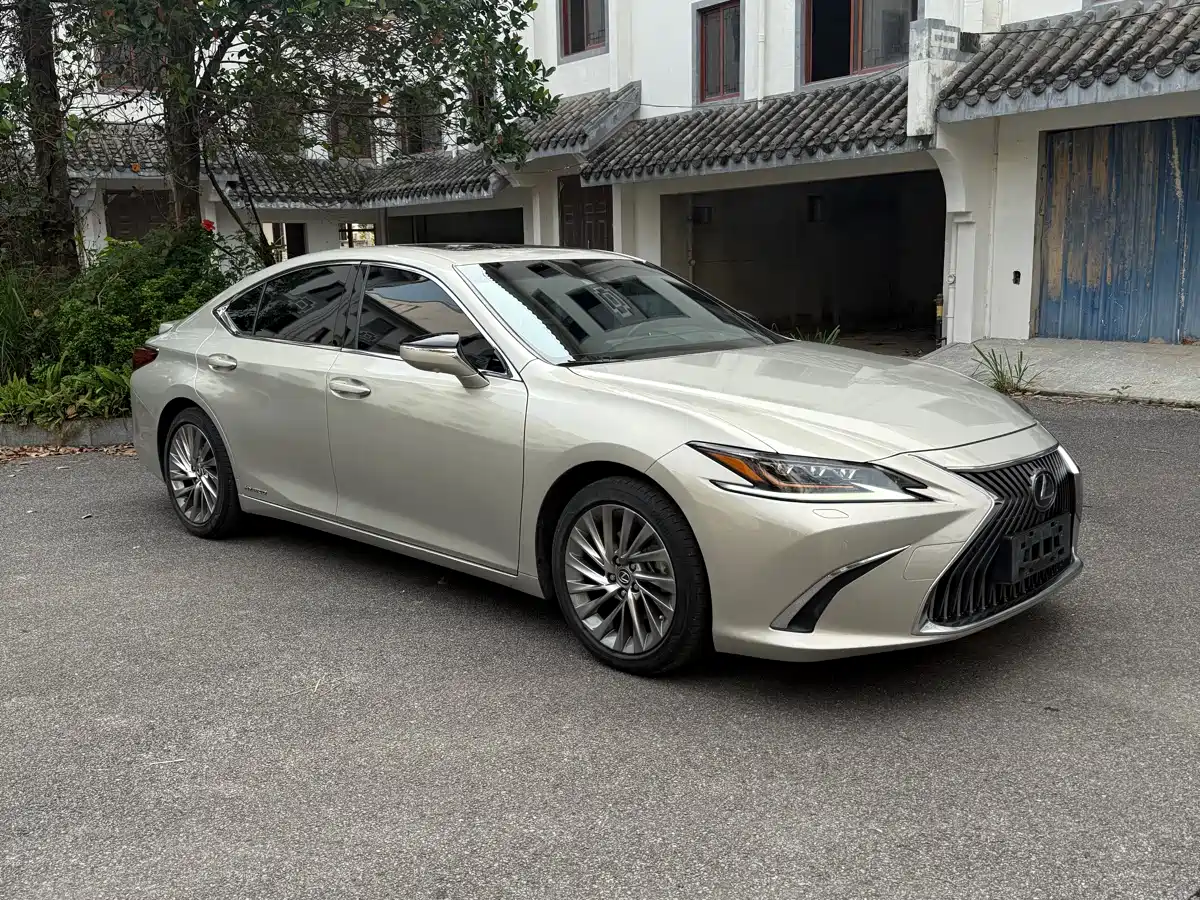 Lexus ES 2018 300h Executive Edition China V