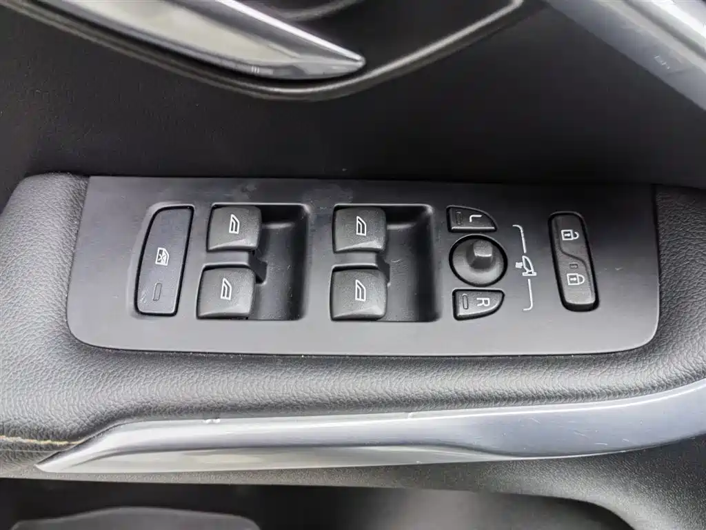 Фото 9 - Volvo V40