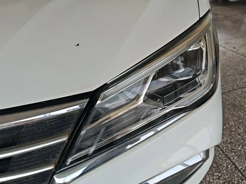 Фото 24 - Roewe i5