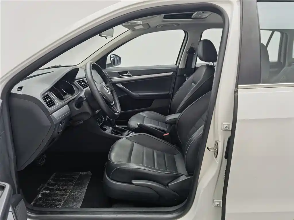 Volkswagen Lavida Tour 2017 180TSI DSG Comfort Edition фото 10