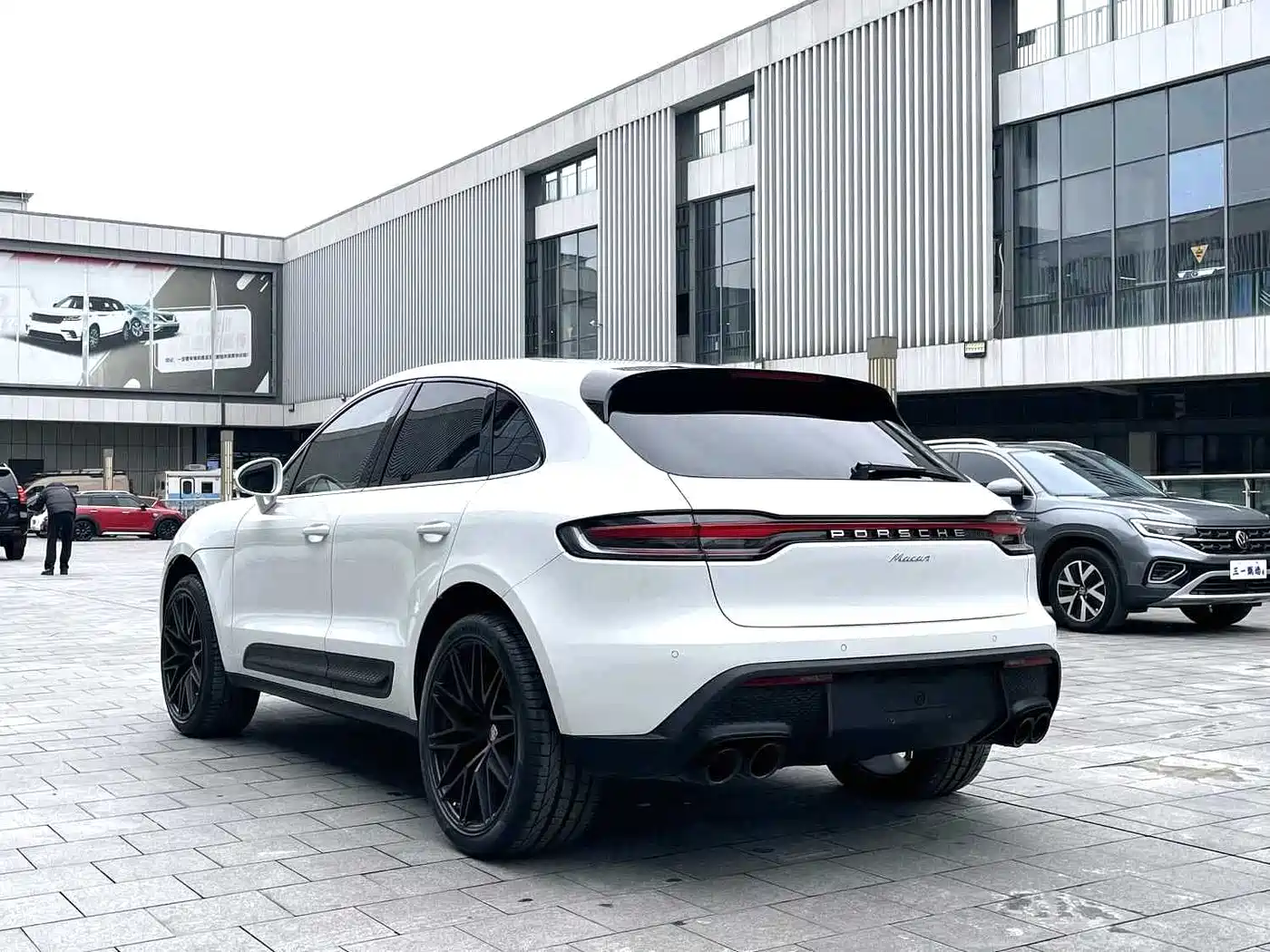 PORSCHE MACAN