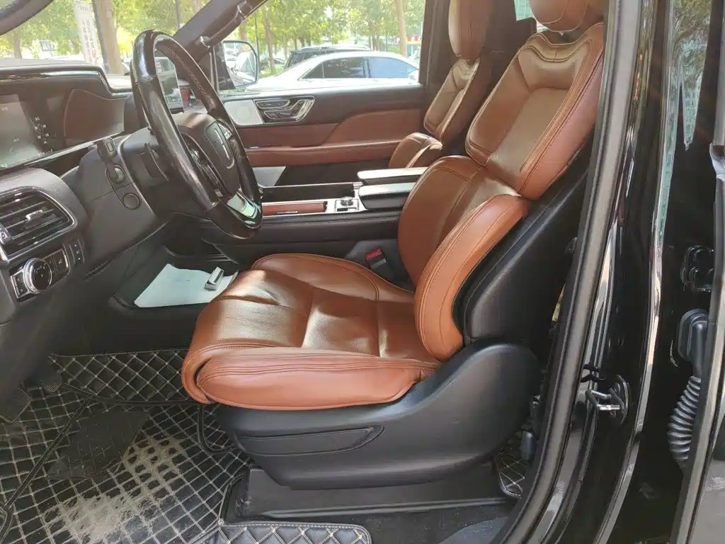Фото 16 - Lincoln Navigator