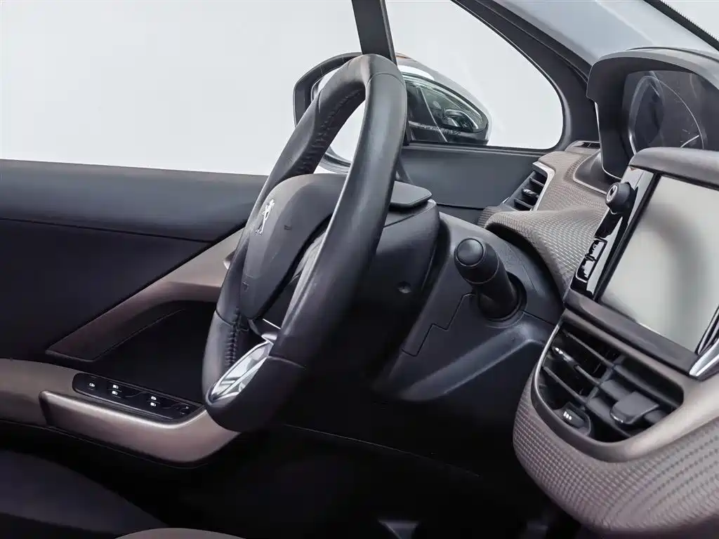 Peugeot 2008 2014 1.6L Automatic Navigation Edition фото 22