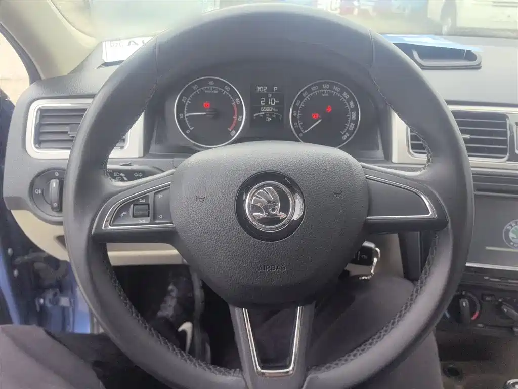 Škoda Skoda Rapid Spaceback 2014 1.6L Automatic Joy Edition фото 11
