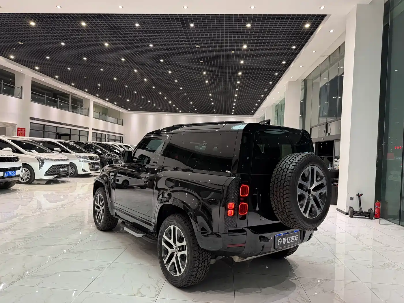 Land Rover Defender 2023 Model 90 3.0T P400 XS фото 15