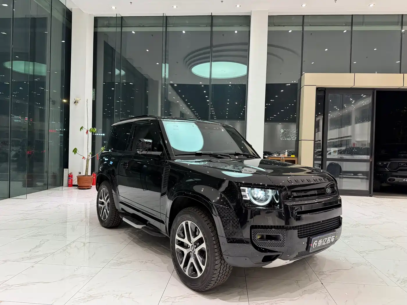 Land Rover Defender 2023 Model 90 3.0T P400 XS фото 2