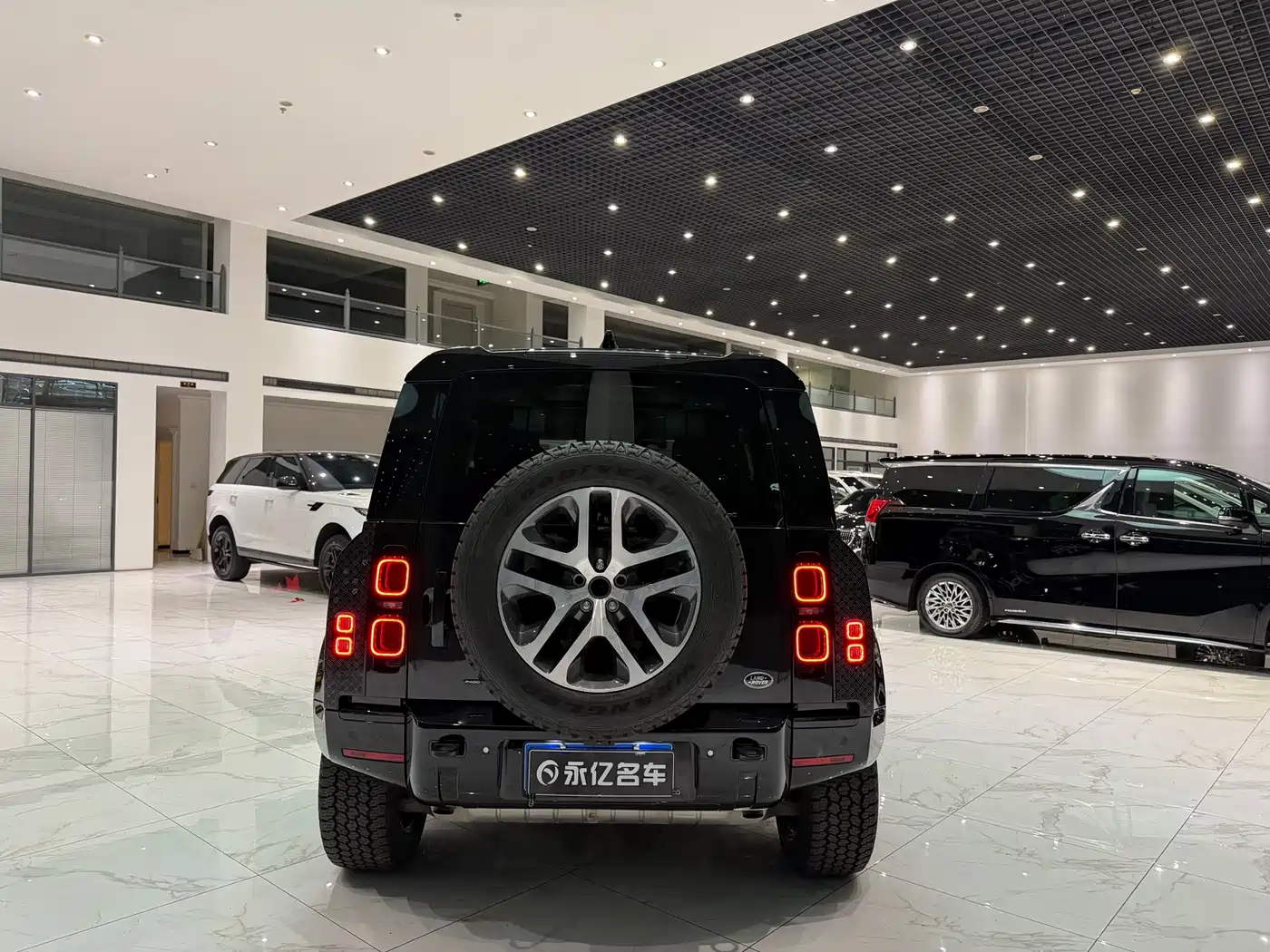 Land Rover Defender 2023 Model 90 3.0T P400 XS фото 14