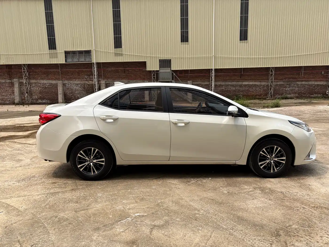 Toyota Levin 2016 Hybrid 1.8H GS E-CVT Elite Sunroof фото 10