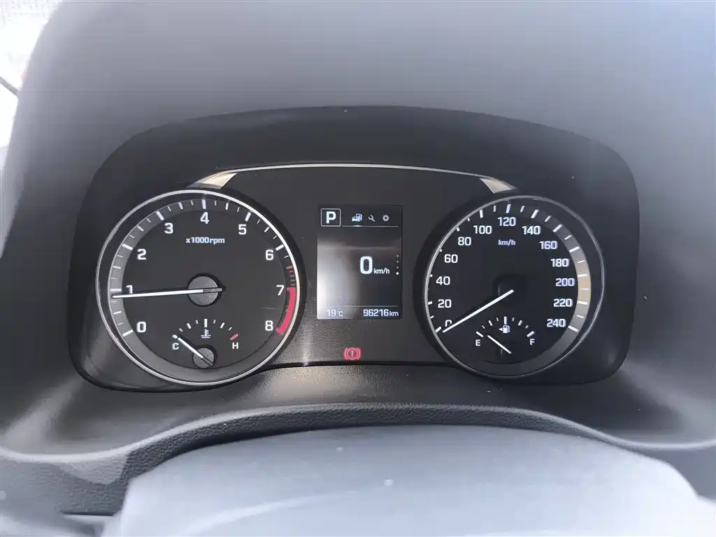 Hyundai Elantra 2018 1.6L Automatic 15th Anniversary Special Edition фото 8