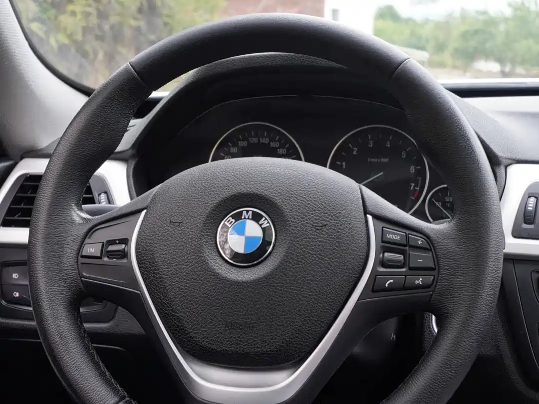 BMW 3 Series GT 2013 Model 320i Leading фото 13