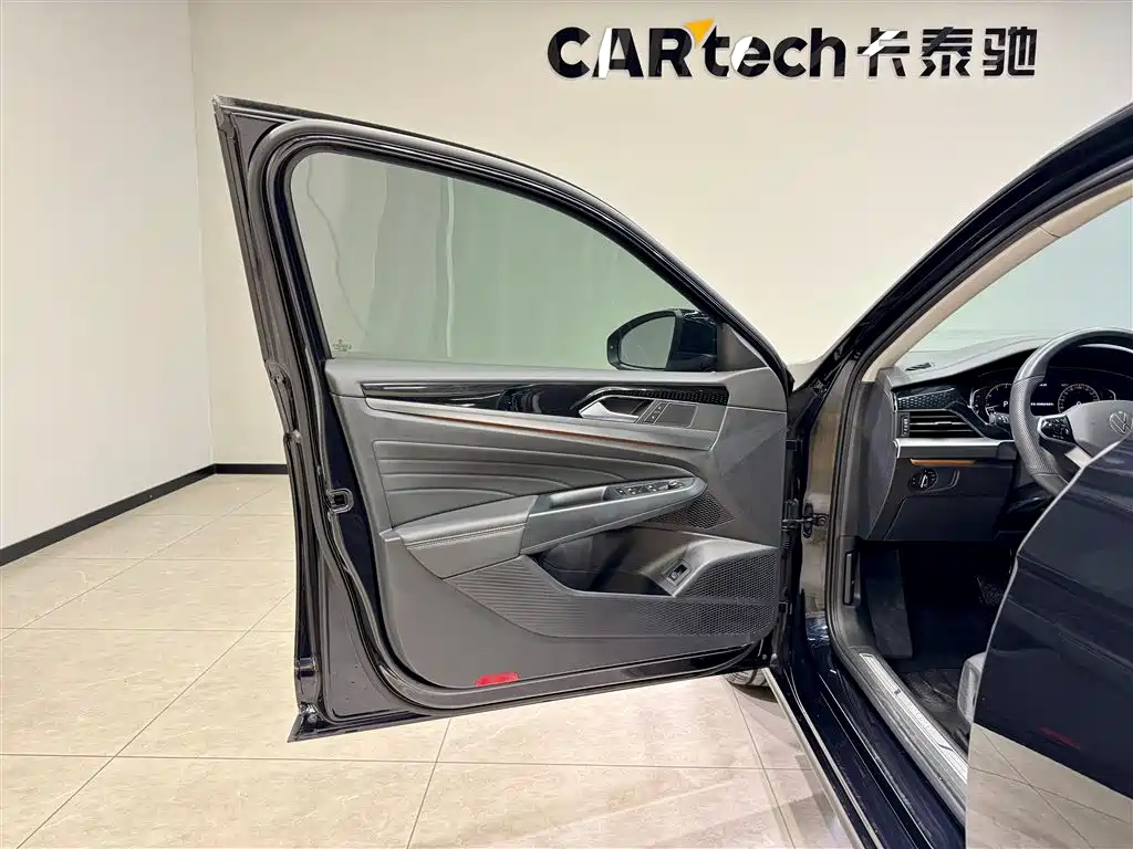 Volkswagen Passat 2024 380TSI Luxury фото 17