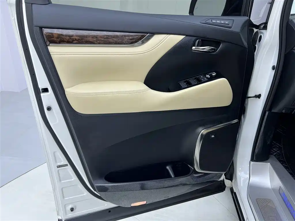 Toyota Alphard 2021 Hybrid 2.5L Luxury фото 13