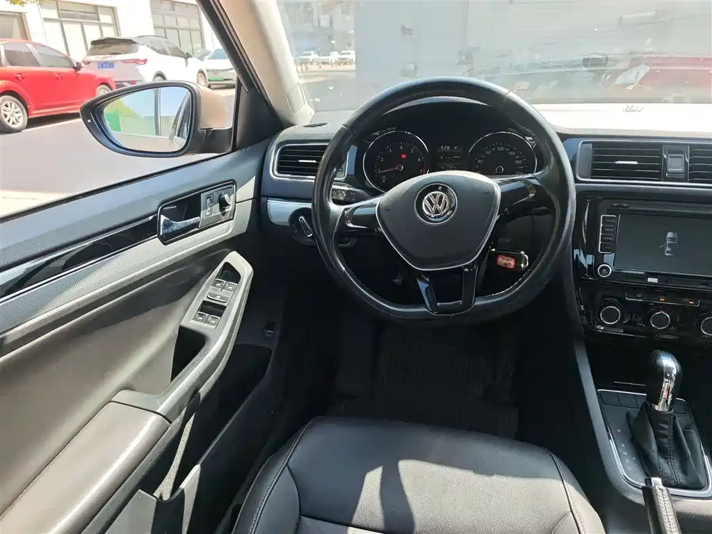 Volkswagen Sagitar 2015 1.6L Automatic Comfort фото 3
