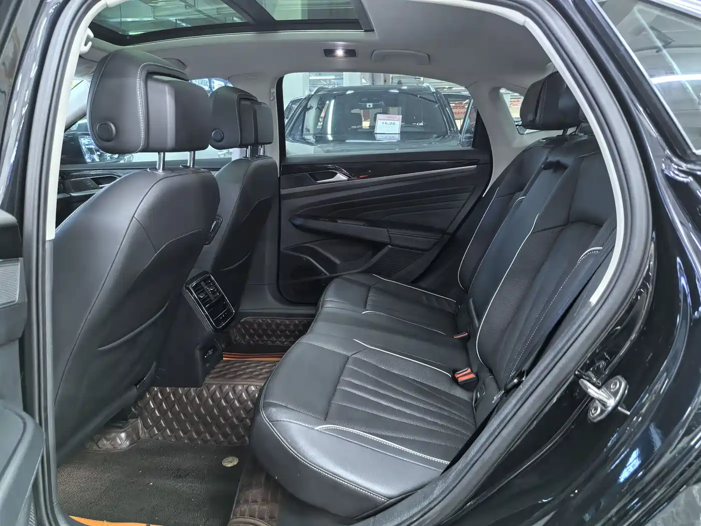 Volkswagen Passat 2023 330TSI Starlight Elite Edition фото 9