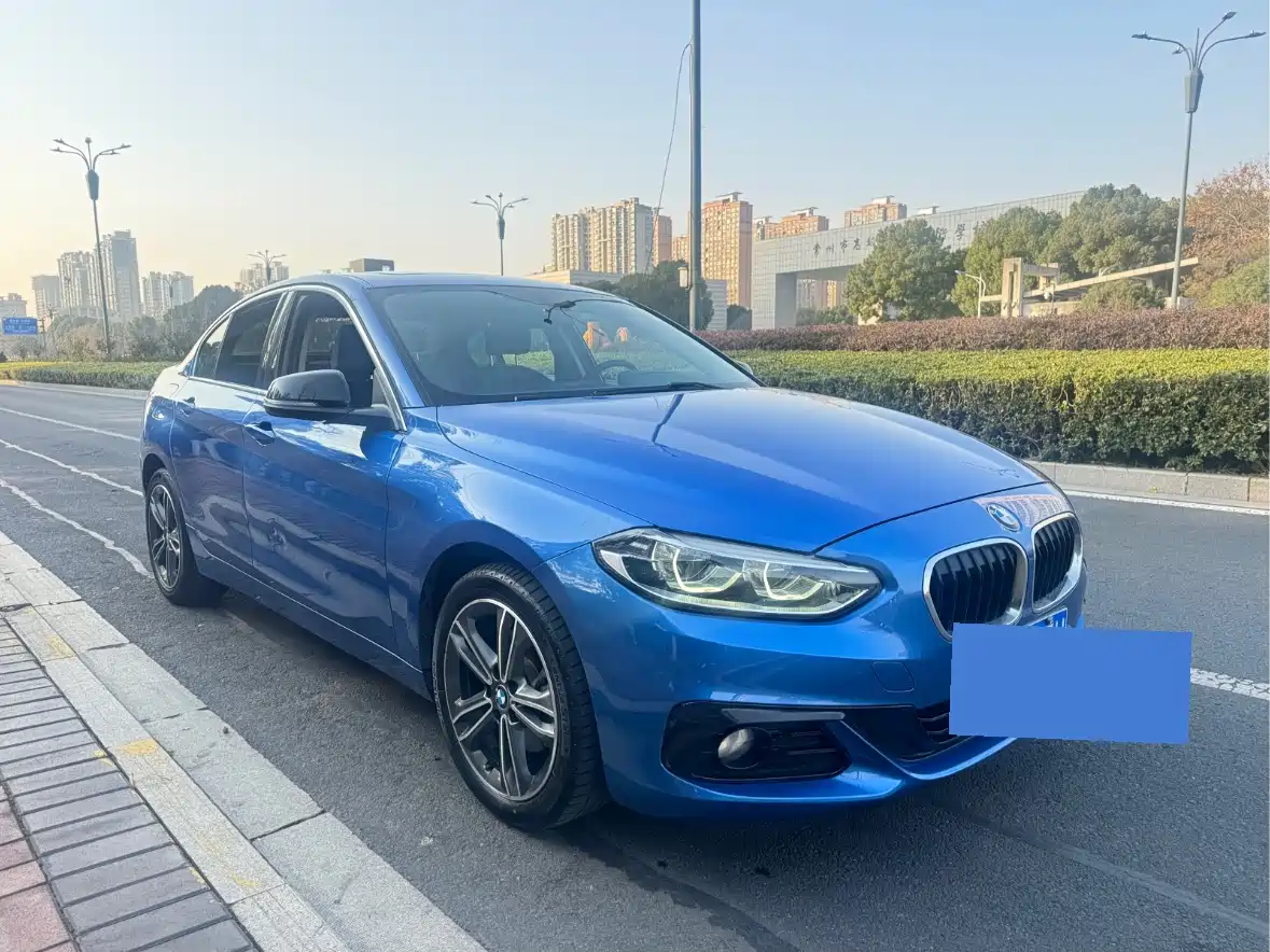 BMW 1 Series 2018 118i Sport Edition фото 3