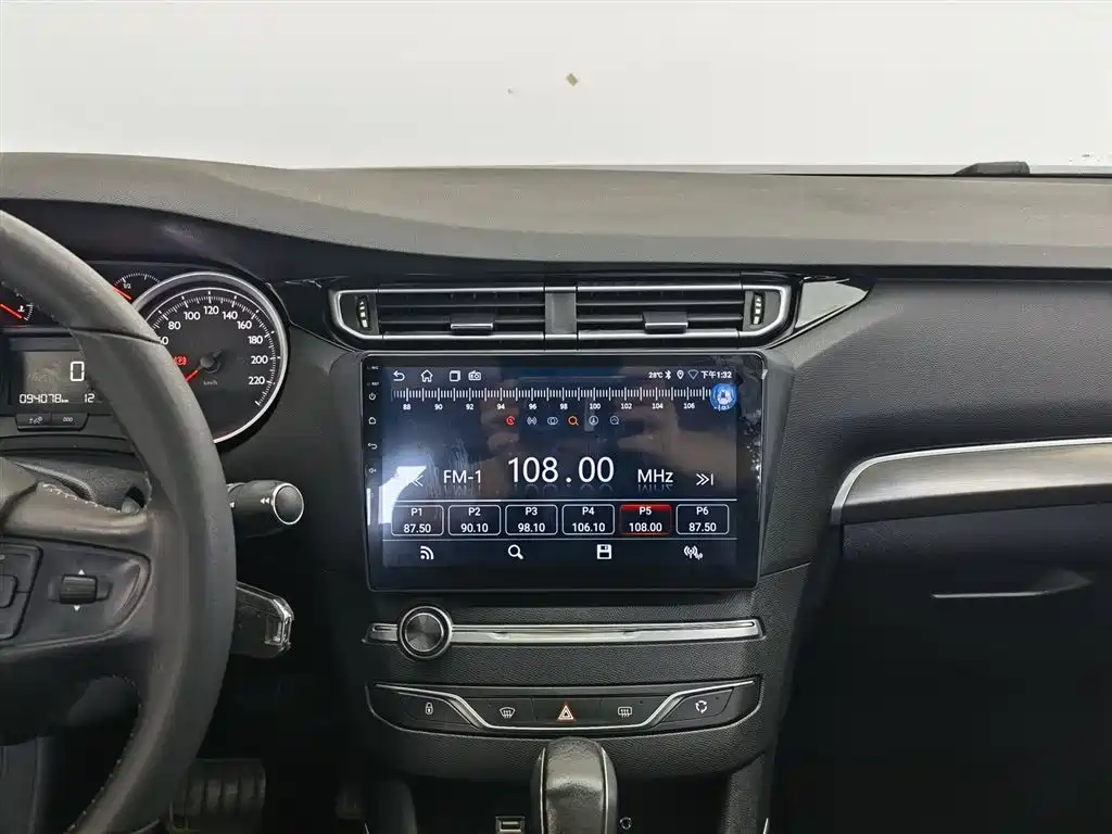 Peugeot 408 2015 Model 1.2T Automatic Luxury Edition фото 12