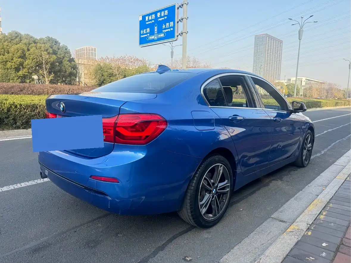 BMW 1 Series 2018 118i Sport Edition фото 7