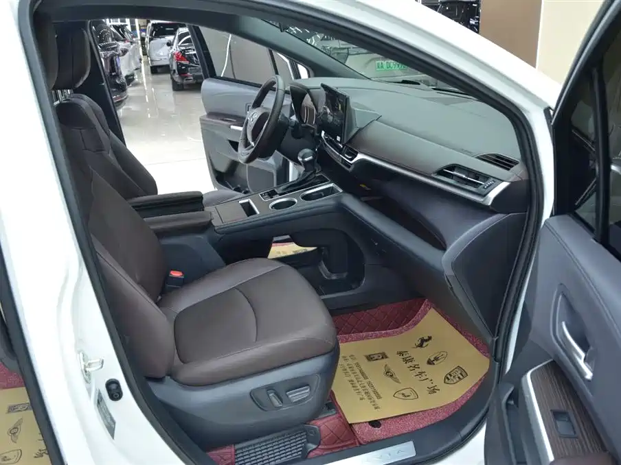Toyota Granvia 2024 2.5L Hybrid Premium PLUS 4WD Edition фото 14