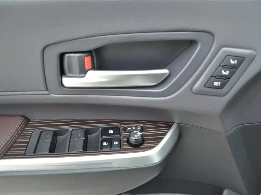 Toyota Granvia 2024 2.5L Hybrid Premium PLUS 4WD Edition фото 6