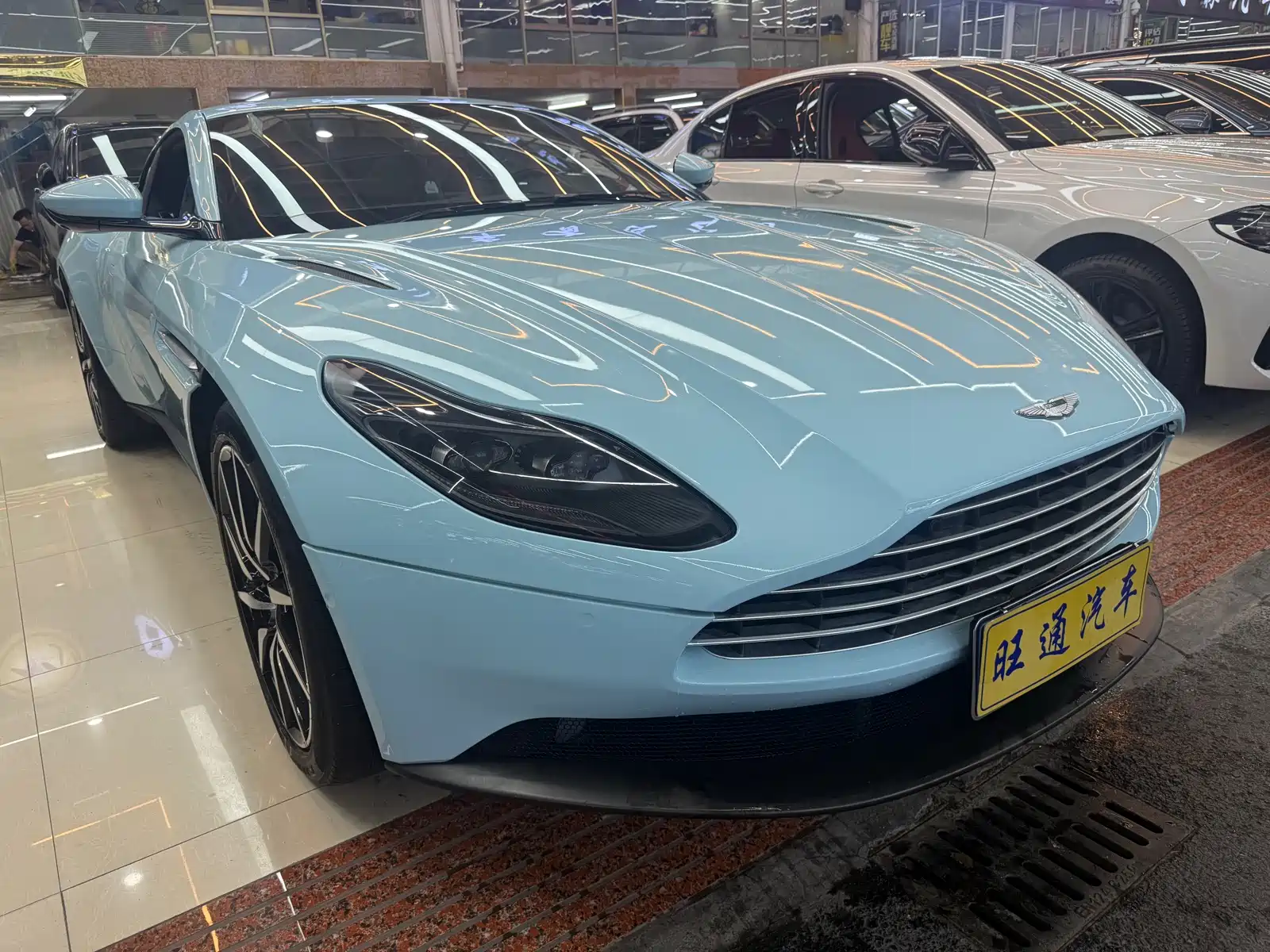 Фото 3 - Aston Martin DB11
