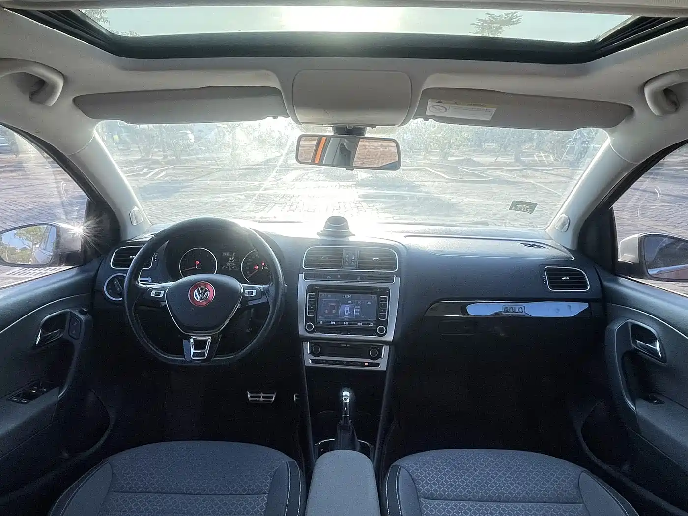 Volkswagen Polo 2016 1.6L Cross Polo Automatic фото 10
