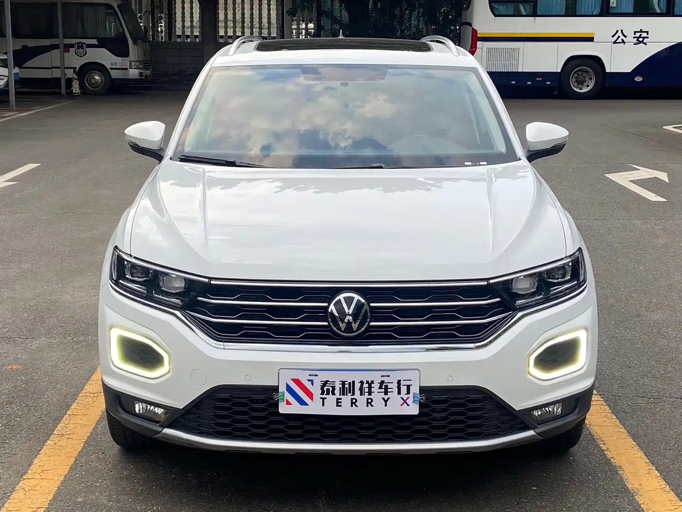 Photo 2 - Volkswagen T-ROC
