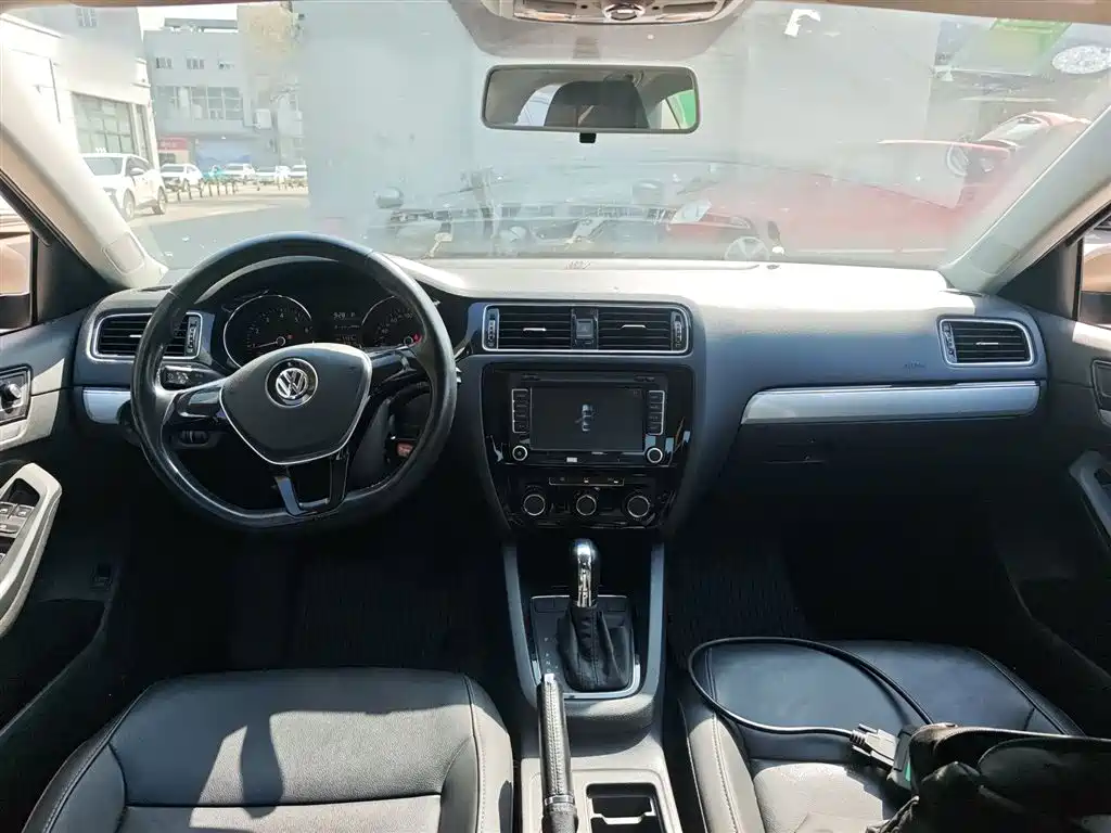 Volkswagen Sagitar 2015 1.6L Automatic Comfort фото 13