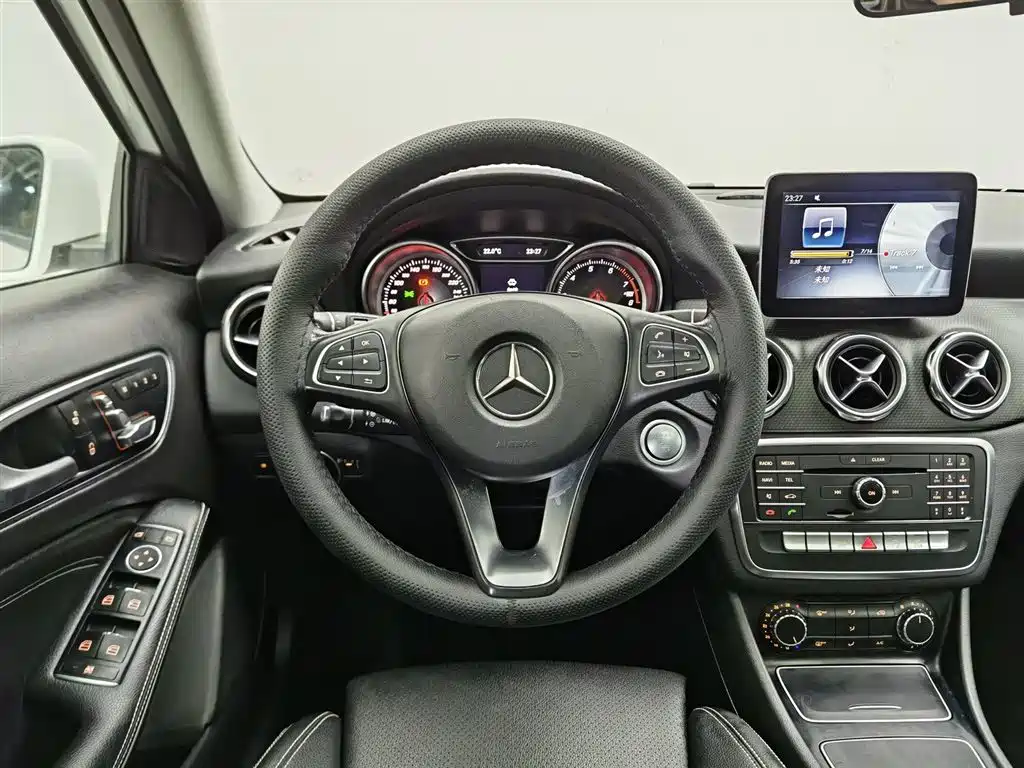 Mercedes-Benz GLA 2017 GLA 200 Dynamic фото 11