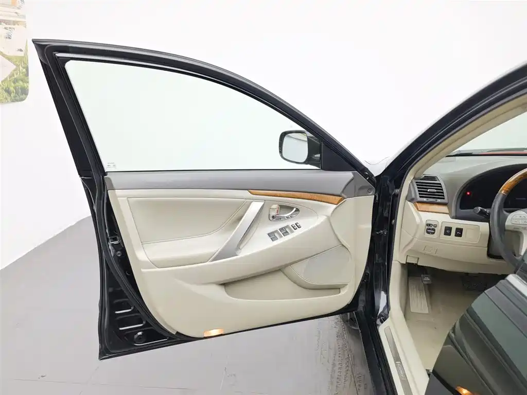 Toyota Camry 2011 240G Luxury Anniversary Edition фото 8