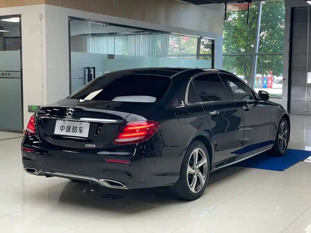 Фото 26 - Mercedes-Benz E-Class