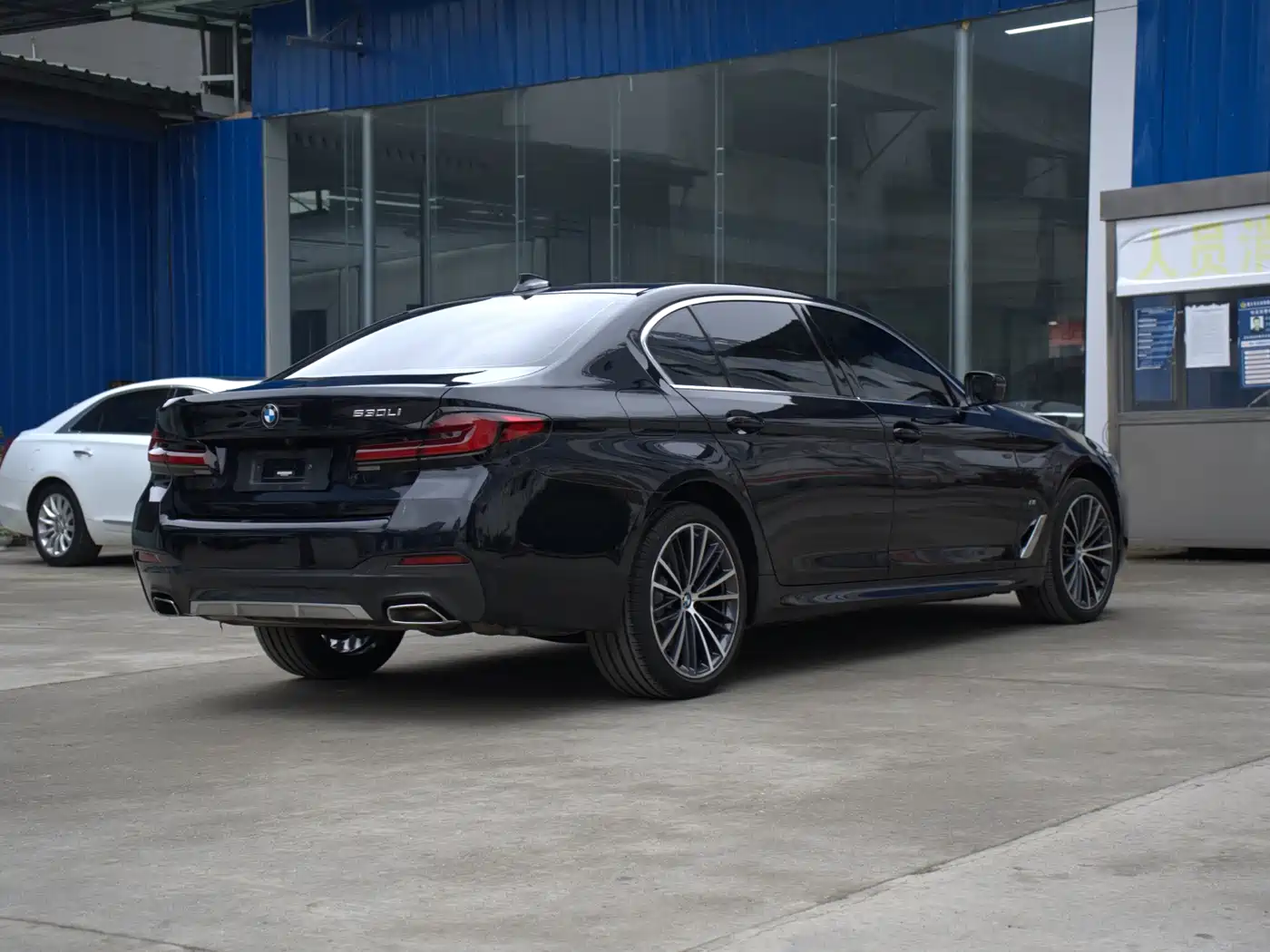 BMW 5 Series 2023 530Li Leading M Sport Package фото 10