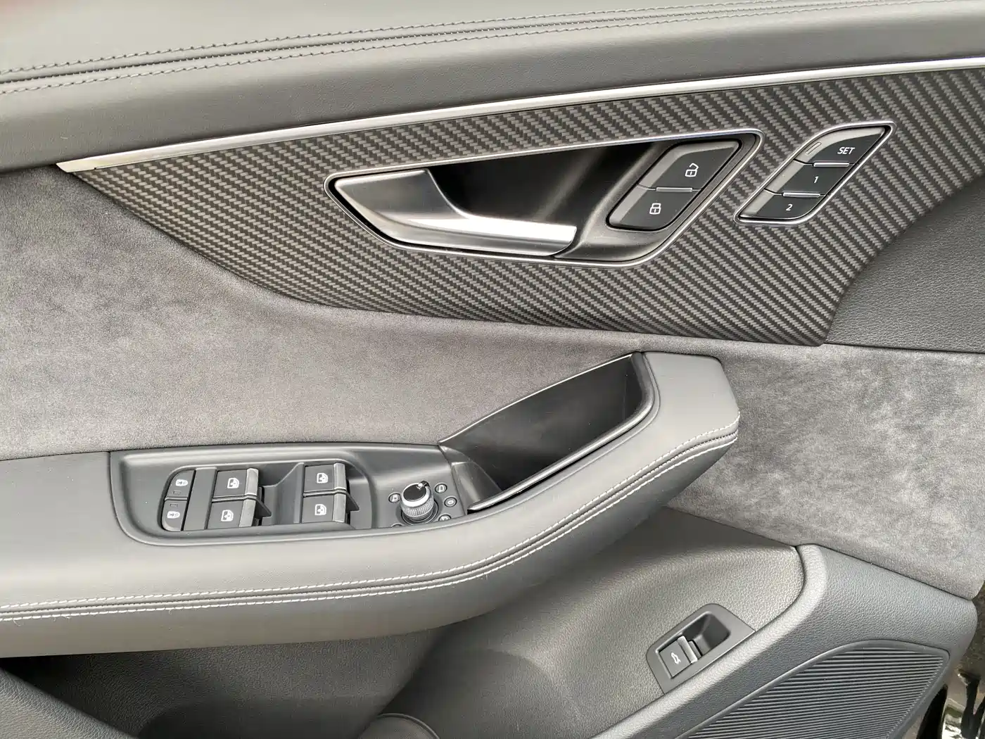 Audi SQ7 2024 4.0 TFSI фото 11