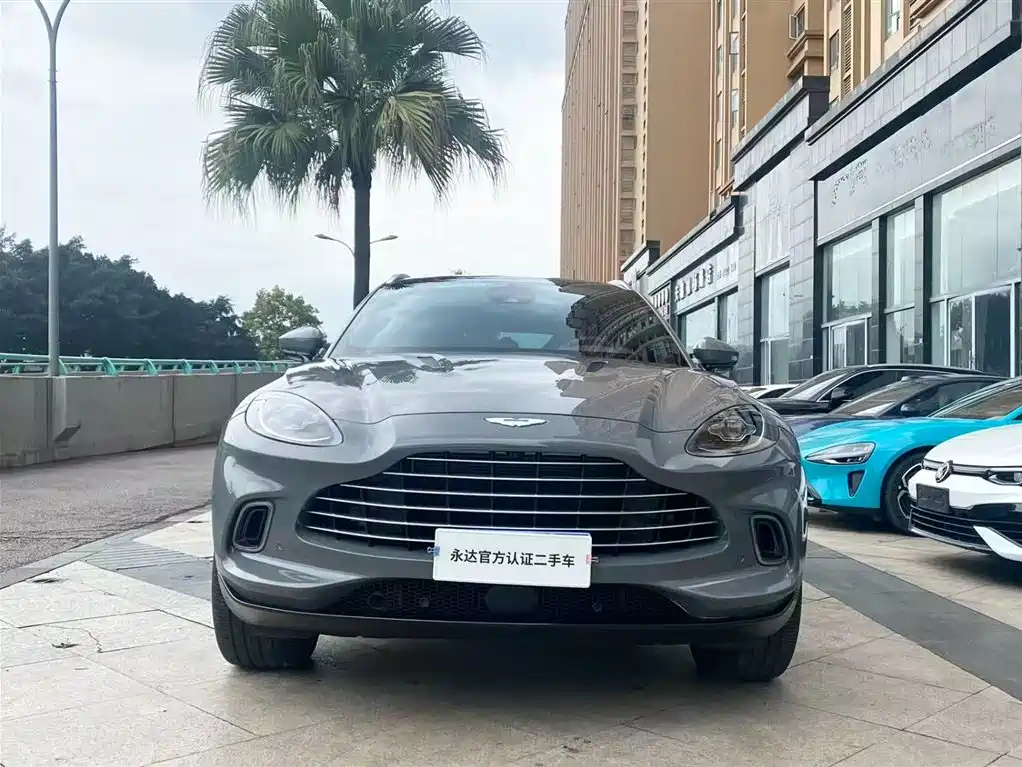 ASTON MARTIN DBX