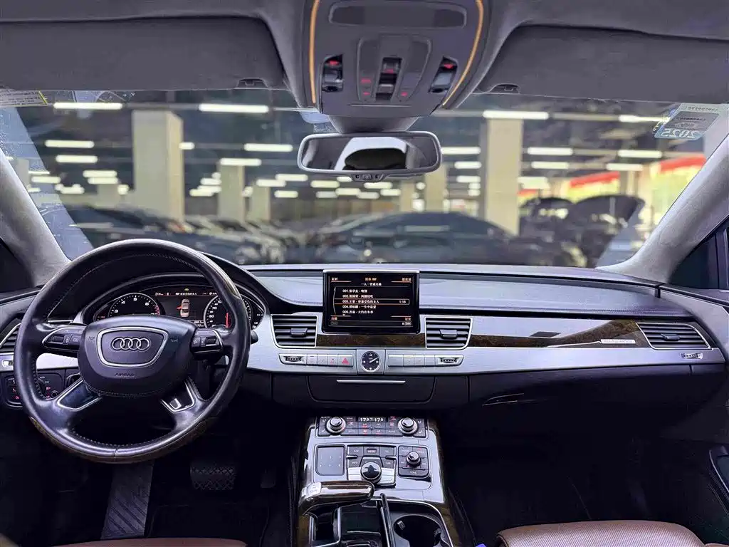 Фото 16 - Audi A8