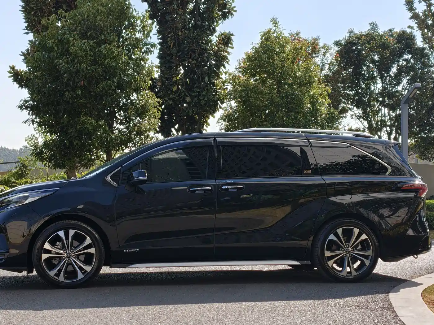 Toyota Granvia 2023 2.5L Hybrid VIP Edition фото 7